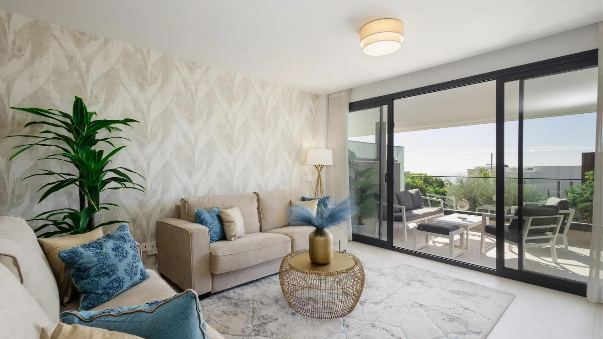 Magnificent Apartment, Close To The Beach, In Estepona 0*,  İspanya